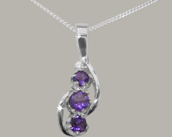 Può includere: Una collana d'argento con un ciondolo con tre pietre preziose viola incastonate in un design a spirale.