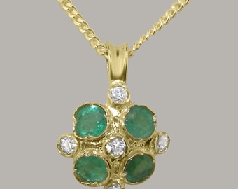 Puede incluir: Un collar de oro con un colgante de un grupo de esmeraldas verdes y diamantes blancos.