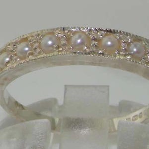 Anillo de bodas victoriano de oro blanco macizo de 9 quilates con perla de agua dulce natural. Personalizable: 10 quilates, 14 quilates y 18 quilates.