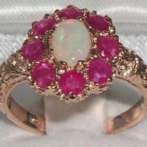Anillo de compromiso de oro rosa macizo de 9 quilates (375) con ópalo natural de colores y rubí, diseño ornamental vintage inglés con flor en racimo - Personalizable