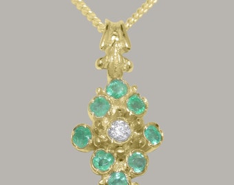Puede incluir: Un collar con un colgante de oro adornado con un grupo de esmeraldas verdes y un solo diamante en el centro.