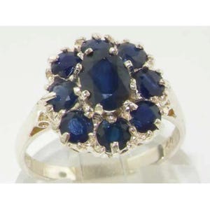 Anillo victoriano de oro blanco de 14 quilates con zafiro natural y racimo floral. Fabricado en Inglaterra. Personalizable: oro de 14 quilates y 18 quilates.
