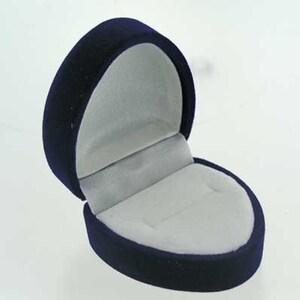 Pode incluir: Uma caixa de anel de veludo azul escuro com um interior de veludo cinza. A caixa est&aacute; aberta e a tampa est&aacute; virada para tr&aacute;s.