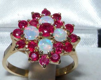 Massiver 9K Gelbgold-Blumenring mit natürlichem Rubin und buntem Opal, englischer Vintage-Cluster-Blumenring, Jubiläumsring - Individuell einstellbar