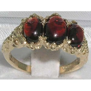 Anillo de oro amarillo de 9 quilates con granate cabujón natural de 3 piedras, estilo victoriano inglés, con trilogía engastada en garras. Fabricado en Inglaterra. Personalizable.