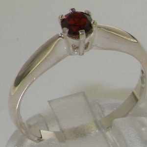 Mały naturalny granat Solidny 925 Srebro Sterling Współczesny prosty klasyczny pierścionek typu solitaire - Wyprodukowano w Anglii - Możliwość personalizacji