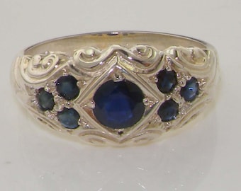 Anillo de compromiso con zafiro azul oscuro natural en plata de ley maciza 925 con diseño vintage de pergamino. Fabricado en Inglaterra. Personalizable.