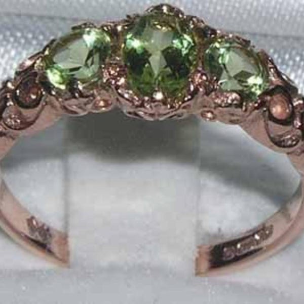 Anillo de compromiso de oro rosa macizo de 9 quilates con peridoto natural, anillo de trilogía de 3 piedras preciosas, anillo tallado de estilo victoriano inglés - Personalizable