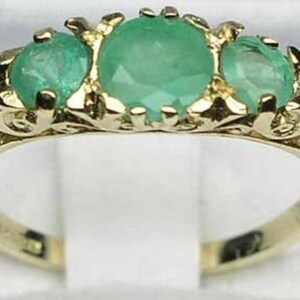 Anillo de aniversario Art Nouveau de oro amarillo macizo de 9 quilates con esmeralda natural tallada, estilo antiguo inglés, con tres piedras. Personalizable: 14 quilates, 18 quilates.