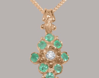 Puede incluir: Un collar con un colgante de oro adornado con un grupo de esmeraldas verdes y un solo diamante en el centro.