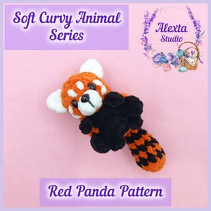Op de afbeelding: Een handgemaakt gehaakt rode panda pluche speelgoed met een zwart lichaam, oranje kop en staart en witte accenten. De tekst "Soft Curvy Animal Series" en "Red Panda Pattern" wordt weergegeven.