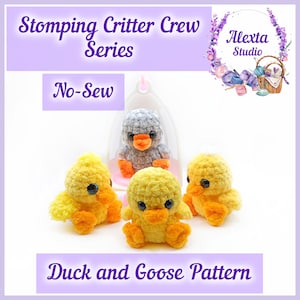 Könnte beinhalten: Drei kleine gelbe gehäkelte Entenküken und ein graues gehäkeltes Gänseküken mit orangefarbenen Schnäbeln und Füßen. Der Text lautet Stomping Critter Crew Series, No-Sew, Alexta Studio und Duck and Goose Pattern. Die Figuren haben große schwarze Augen.