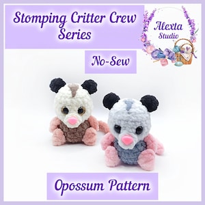 Op de afbeelding: Twee gehaakte opossum knuffels uit het Stomping Critter Crew Series No-Sew Opossum Pattern van Alexta Studio. De ene knuffel is wit en bruin, de andere grijs en blauw, beide met zwarte oren, roze neuzen en grote donkere ogen.