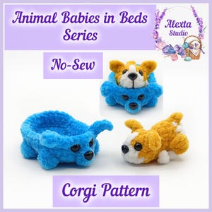 Puede incluir: Un patrón de ganchillo titulado Animal Babies in Beds Series No-Sew Corgi Pattern de Alexta Studio. La imagen muestra una cama de ganchillo azul con forma de perro y un pequeño cachorro de corgi de ganchillo amarillo y blanco, con una vista dentro.
