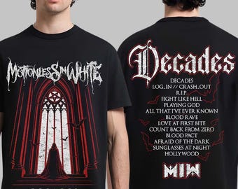 Maglietta Motionless In White con l'album Decades, Maglietta con la tracklist e le date del tour MIW, Merchandising della band con grafica Gothic Cathedral, Regalo per fan del metalcore