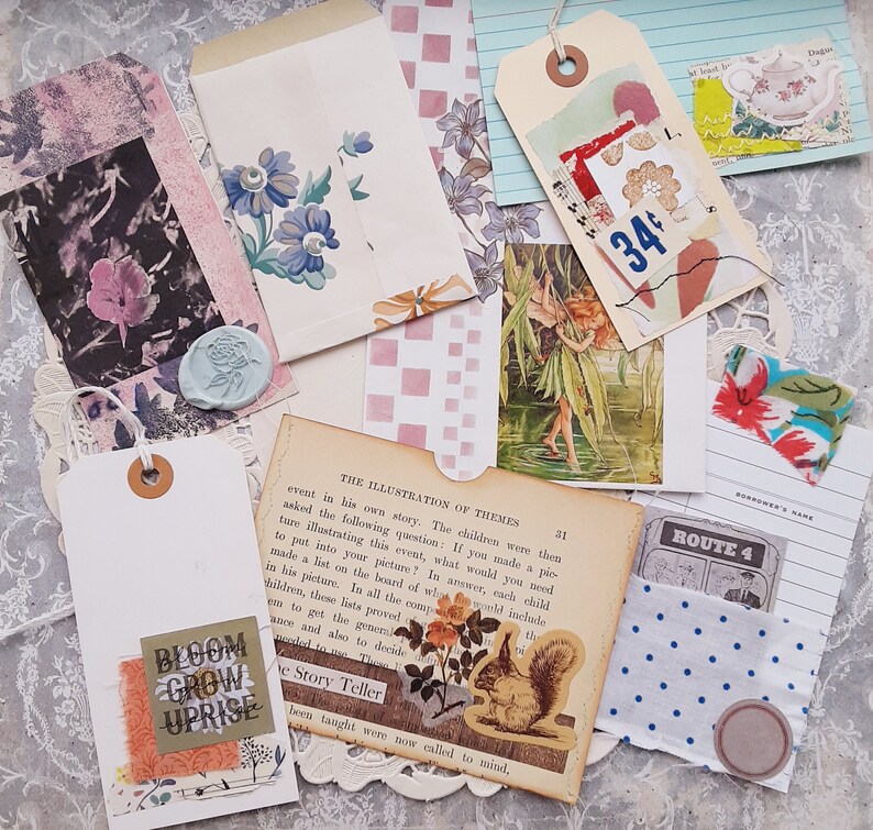 K&ouml;nnte beinhalten: Eine Sammlung von Papier-Ephemera, darunter ein wei&szlig;er Umschlag mit blauen Blumen, ein cremefarbenes Etikett mit einem 34-Cent-Preisschild, eine alte Buchseite, eine Eichh&ouml;rnchen-Illustration, ein Feendruck und ein Etikett mit BLOOM GROW UPRISE.