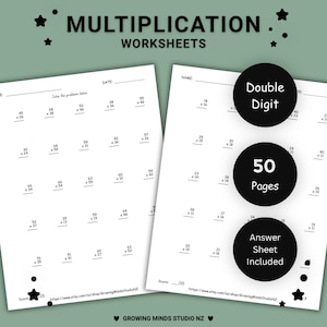 Può includere: Due fogli di lavoro di moltiplicazione bianchi con testo nero e problemi matematici. Le pagine presentano equazioni di moltiplicazione a due cifre, una riga per nome e data e una sezione per il punteggio. Tre badge circolari neri riportano Double Digit, 50 Pages e Answer Sheet Included.