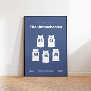 Puede incluir: Un póster rectangular con fondo azul que muestra ilustraciones blancas de cinco camisetas de baloncesto. El texto dice Lexington, KY, The Untouchables, Final Four Champions, 1996, e incluye nombres de jugadores y los números 24, 41, 40, 25 y 00.