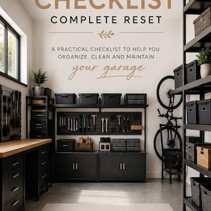 Può includere: Un elenco di controllo per l'organizzazione del garage con il testo "GARAGE CHECKLIST COMPLETE RESET". L'immagine mostra un garage ben organizzato con soluzioni di stoccaggio, strumenti e una bicicletta. L'elenco include passaggi per organizzare, pulire, controllare e mantenere.