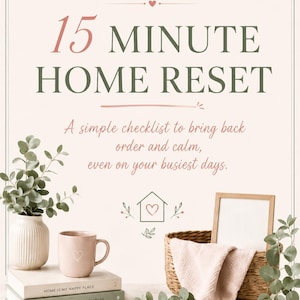 Può includere: Una stampa digitale intitolata 15 MINUTE HOME RESET con il testo A simple checklist to bring back order and calm, even on your busiest days. Il design presenta una tazza rosa, due libri impilati, un cesto intrecciato e foglie di eucalipto.