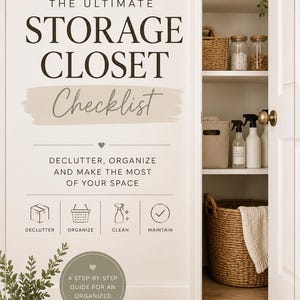 Può includere: Un armadio aperto con ripiani pieni di cesti, barattoli e prodotti per la pulizia. Il testo recita "The Ultimate Storage Closet Checklist" con passaggi per sgomberare, organizzare, pulire e mantenere. Una guida per una casa organizzata.
