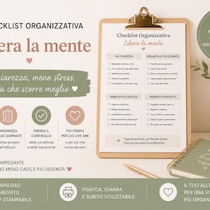 Può includere: Un blocco appunti con una lista di controllo con il testo "Checklist Organizzativa Libera la mente". L'immagine include un taccuino, una penna, una candela e un piccolo vaso con verde. La lista di controllo è progettata per organizzare pensieri e routine quotidiane.