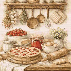 Op de afbeelding: Gedetailleerde illustratie van een rustieke keukenscène. Een houten plank bevat diverse keukengerei en bloemen. Een tafel toont een taart, kommen met aardbeien en eieren en een deegroller. Het kleurenpalet is warm en uitnodigend.