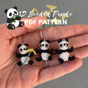 Può includere: Tre piccole statuette di panda in perline, con dettagli in bianco e nero. Gli orsi hanno le braccia tese e sono sospesi ad anelli d'argento. L'immagine include anche un panda dei cartoni animati e il testo "3D Beaded Panda PDF PATTERN".