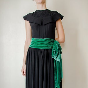 Vintage 1940s black dress with green velvet draped belt // 40s embroidered neckline & wide collar day or evening dress full circle skirt image 6