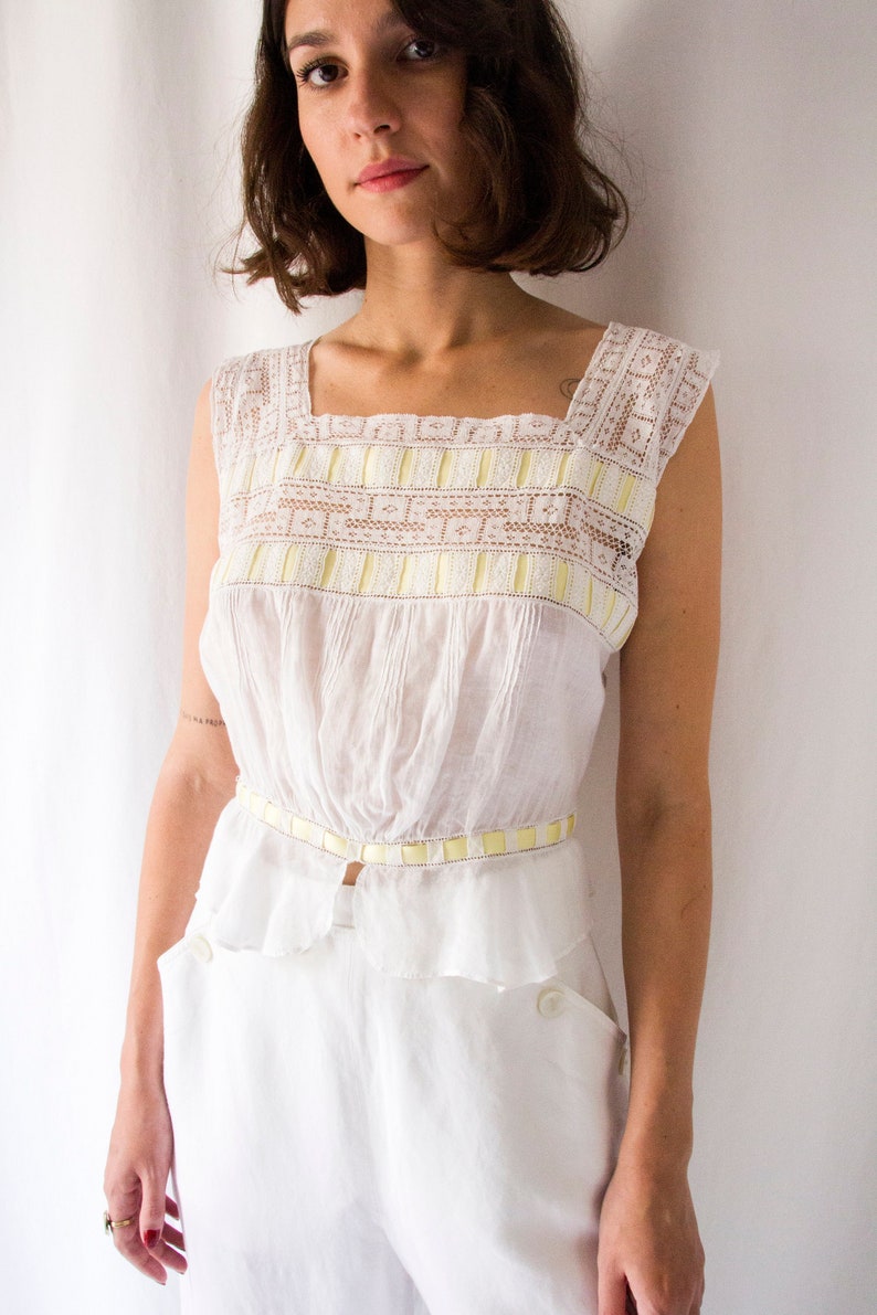 Antique Edwardian white sheer cotton & lace bodice with yellow ribbon // Vintage Victorian 1900s square neckline tank top camisole afbeelding 5