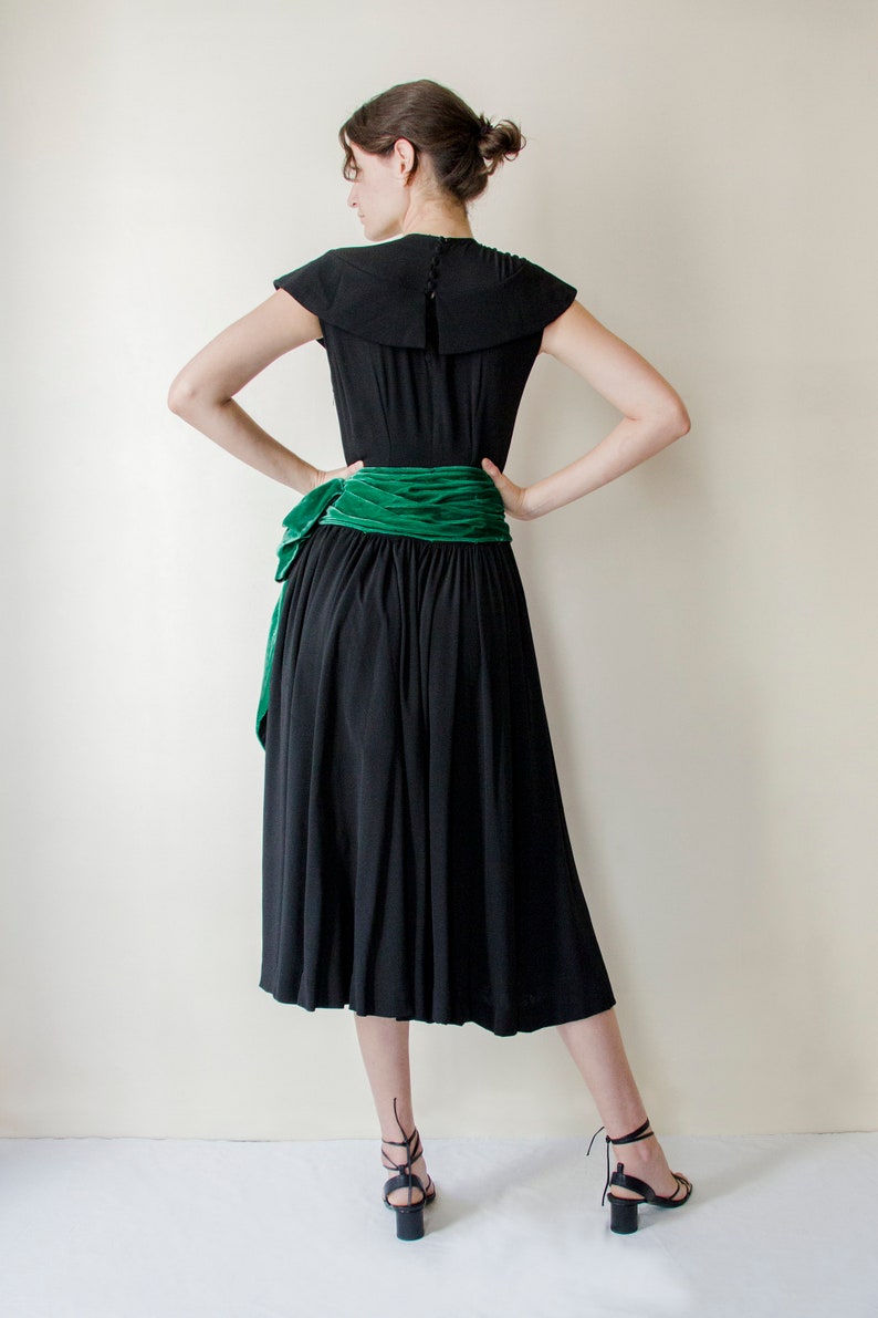Vintage 1940s black dress with green velvet draped belt // 40s embroidered neckline & wide collar day or evening dress full circle skirt image 5