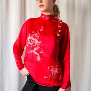 1930s Chinese red satin silk embroidered dragon blouse with heart pocket // Vintage antique 30s Asian loungewear souvenir pyjamas top Bild 6