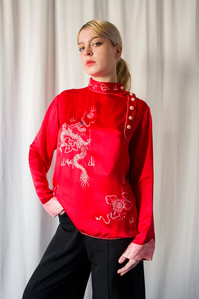 1930s Chinese red satin silk embroidered dragon blouse with heart pocket // Vintage antique 30s Asian loungewear souvenir pyjamas top Bild 6