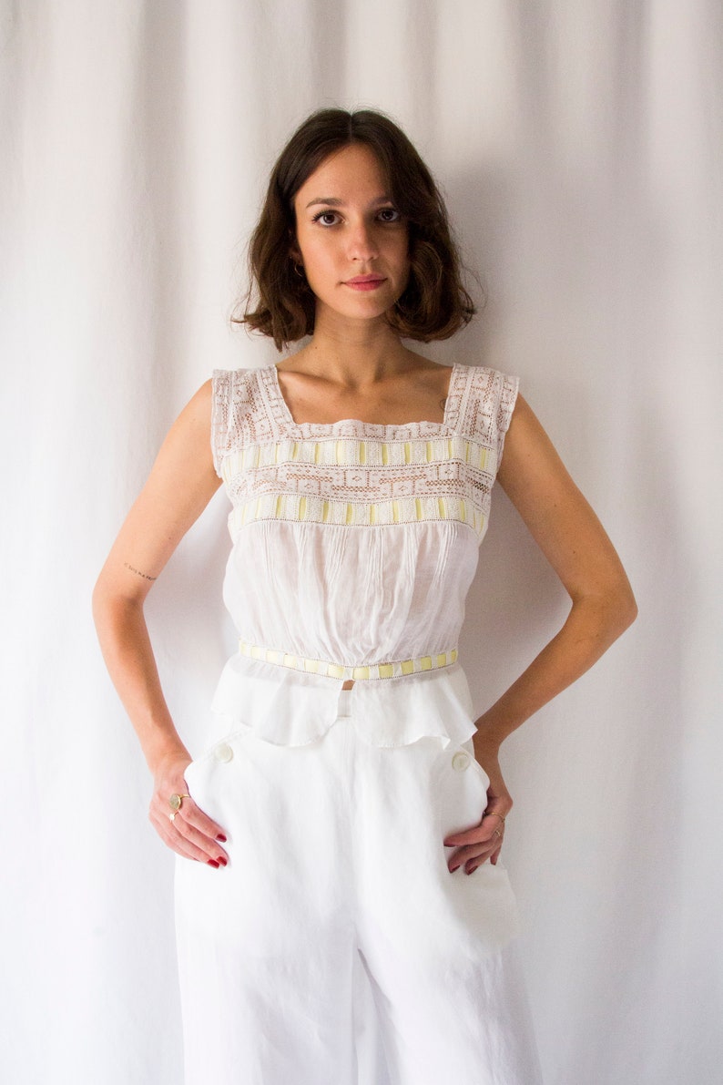 Antique Edwardian white sheer cotton & lace bodice with yellow ribbon // Vintage Victorian 1900s square neckline tank top camisole afbeelding 3
