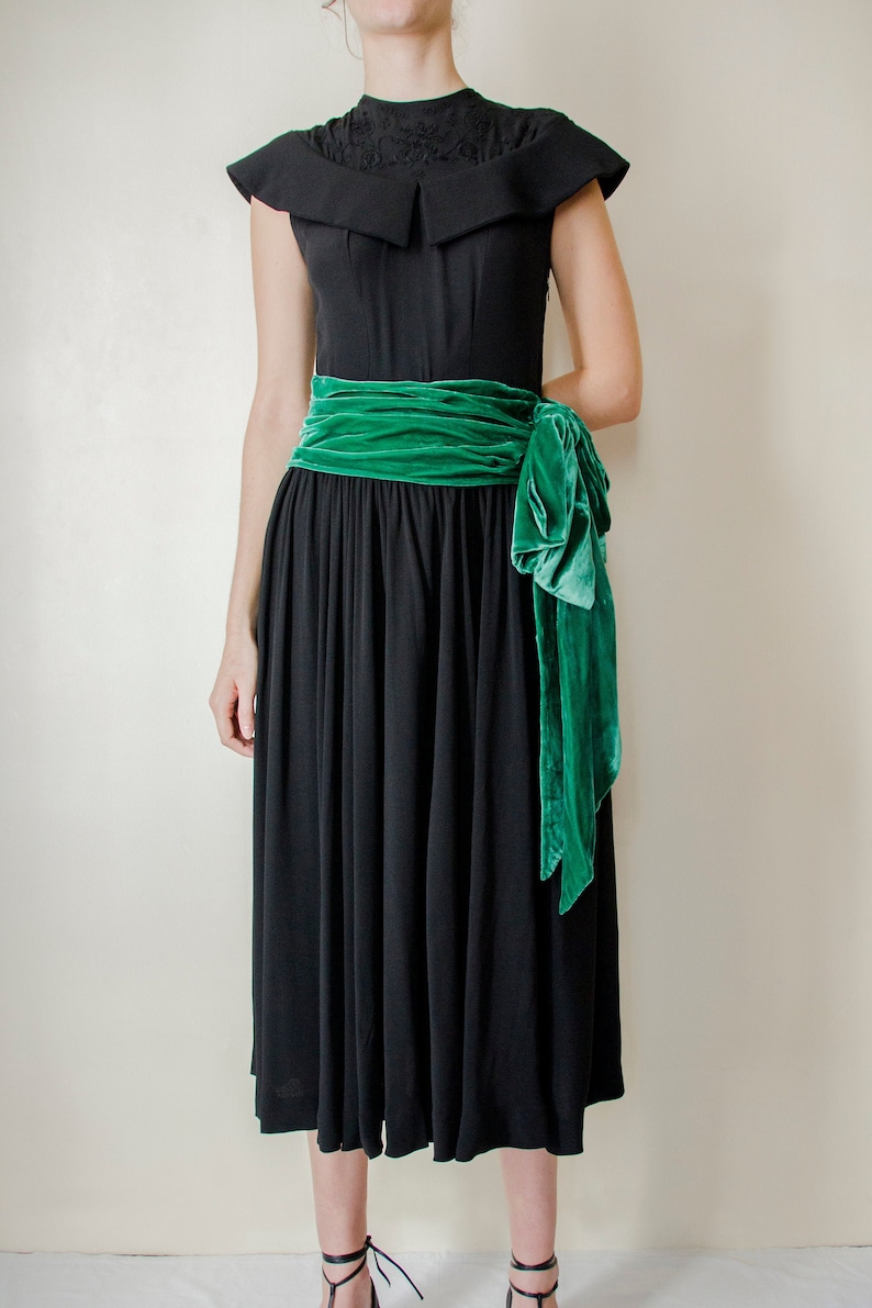 Vintage 1940s black dress with green velvet draped belt // 40s embroidered neckline & wide collar day or evening dress full circle skirt image 6