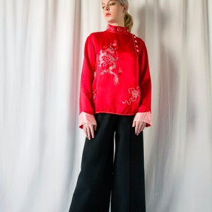 1930s Chinese red satin silk embroidered dragon blouse with heart pocket // Vintage antique 30s Asian loungewear souvenir pyjamas top Bild 5