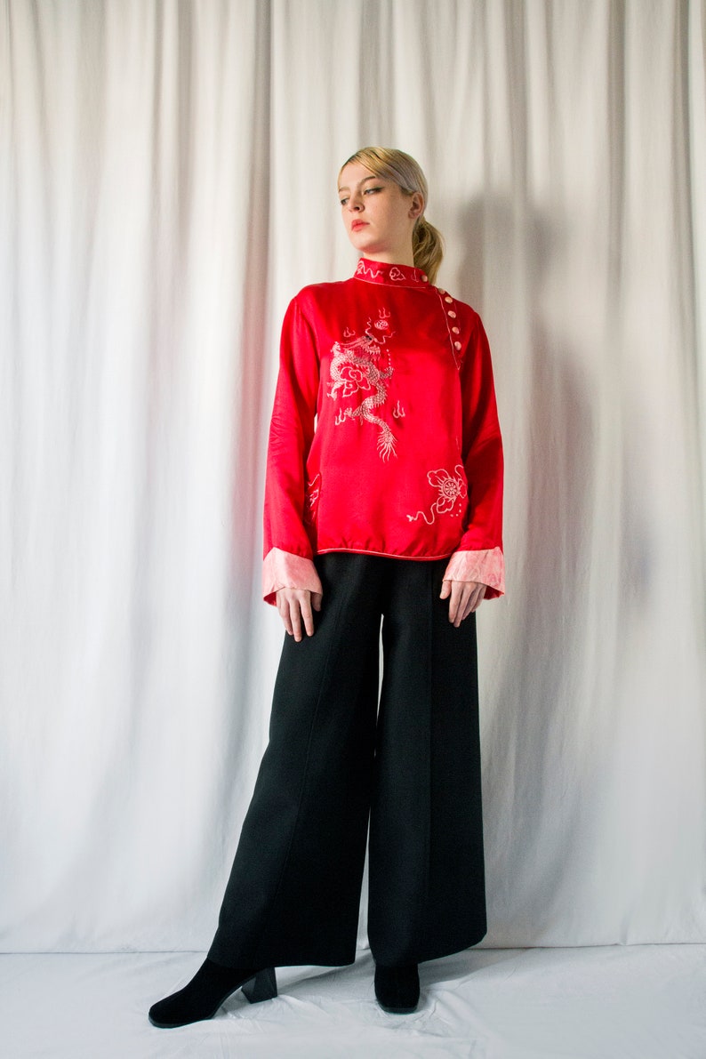 1930s Chinese red satin silk embroidered dragon blouse with heart pocket // Vintage antique 30s Asian loungewear souvenir pyjamas top Bild 5