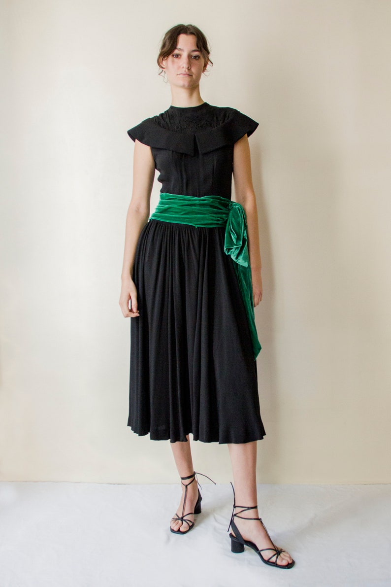 Vintage 1940s black dress with green velvet draped belt // 40s embroidered neckline & wide collar day or evening dress full circle skirt image 3