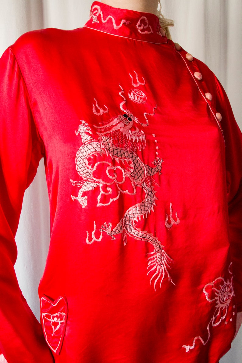 1930s Chinese red satin silk embroidered dragon blouse with heart pocket // Vintage antique 30s Asian loungewear souvenir pyjamas top Bild 4