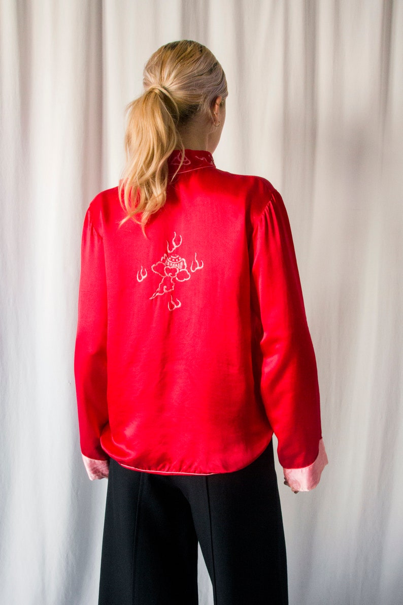1930s Chinese red satin silk embroidered dragon blouse with heart pocket // Vintage antique 30s Asian loungewear souvenir pyjamas top Bild 2