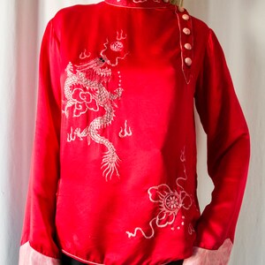 1930s Chinese red satin silk embroidered dragon blouse with heart pocket // Vintage antique 30s Asian loungewear souvenir pyjamas top Bild 3