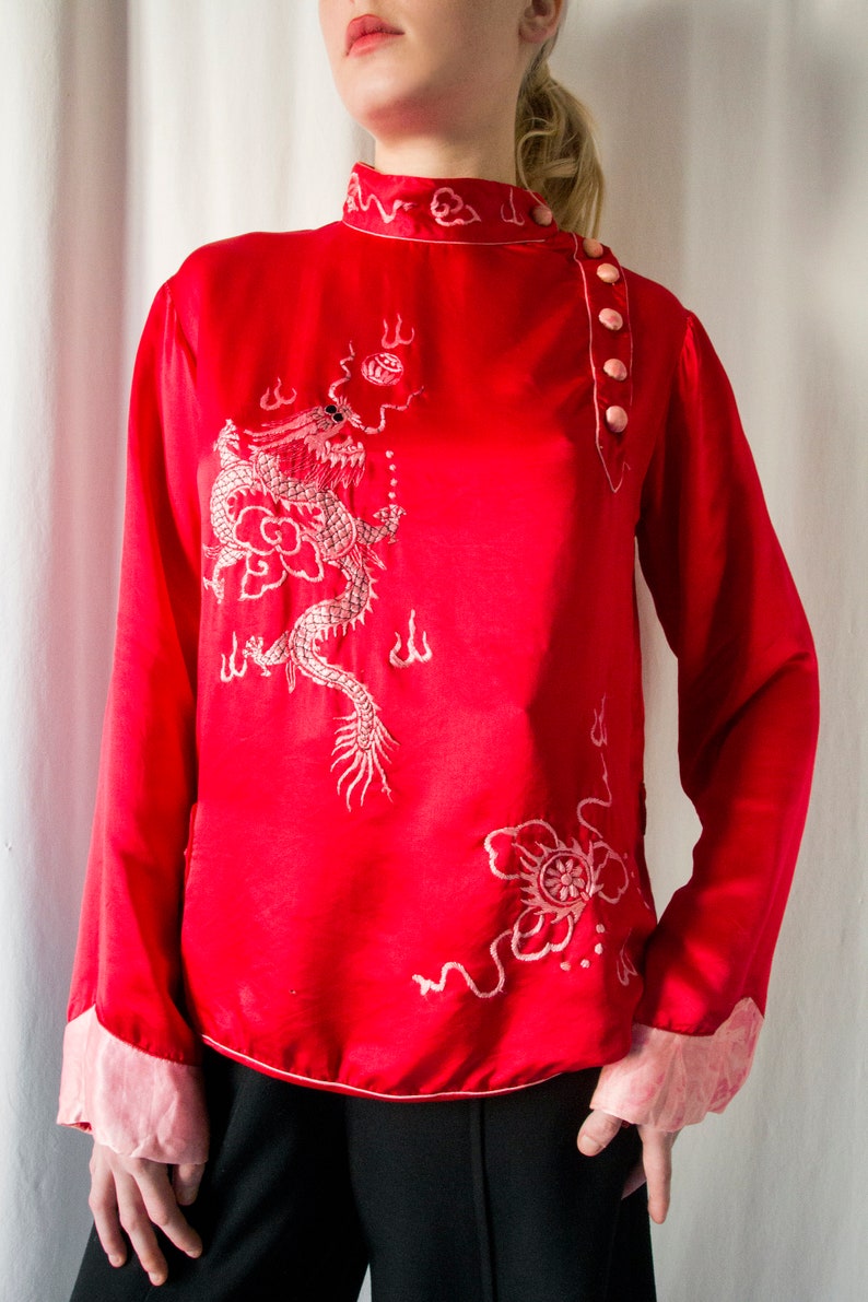 1930s Chinese red satin silk embroidered dragon blouse with heart pocket // Vintage antique 30s Asian loungewear souvenir pyjamas top Bild 3