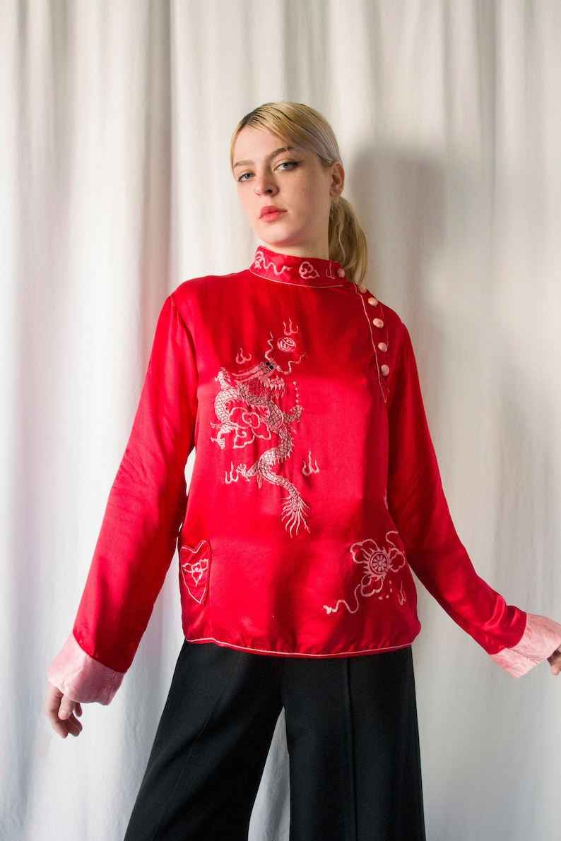 1930s Chinese red satin silk embroidered dragon blouse with heart pocket // Vintage antique 30s Asian loungewear souvenir pyjamas top Bild 1