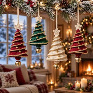 Op de afbeelding: Vier hangende kerstboomornamenten gemaakt van gehaakt garen. Twee zijn donkerrood, één is donkergroen en één is crèmekleurig. Elke boom is voorzien van een goudkleurig spiraalkoord, kleine gouden kralen, een gehaakte ster en een gouden belletje.
