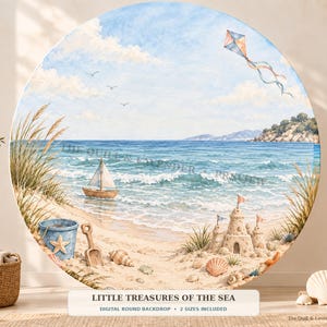 Könnte beinhalten: Ein runder Hintergrund mit einer Aquarell-Strandszene, einem Segelboot auf dem Wasser, einer Sandburg, einem blauen Eimer mit Seestern, einer Schaufel und Muscheln im Sand. Ein Drachen fliegt am Himmel. Der Text lautet LITTLE TREASURES OF THE SEA.