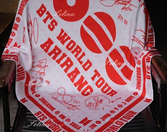 PREORDINA la bandana in raso ispirata al concerto Kpop del tour Arirang dei BTS.
