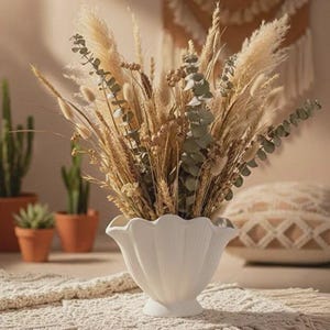 Premium handgjord ostronskalvas i betong, mattvit ribbad blomkruka, elegant ecru bordsdekoration, minimalistiska bordsdekorationer