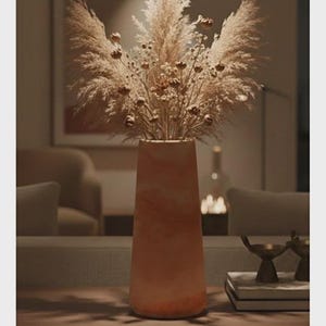 Stor antracitfärgad betonggolvvas, XXL mattbeige marmorlook-planter, rustik bohemisk mittpunkt i pampasgräs, modern heminredning