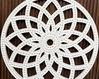 Grote witte houten mandala muurkunst, boho boerderij gesneden decor (24 x 24)
