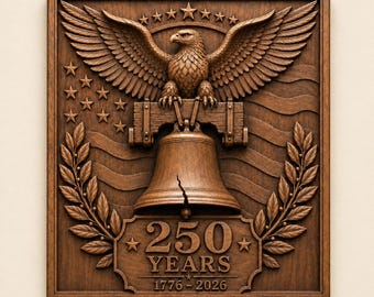 Puede incluir: Una placa de pared rectangular de madera con un águila tallada de alas extendidas posada sobre una campana con una grieta vertical. El diseño incluye estrellas, líneas onduladas y el texto 250 YEARS 1776-2026 enmarcado por dos ramas de laurel.